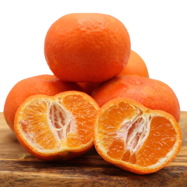 Sweet Algarve tangerines, some whole and one cut open to reveal juicy segments. Buy a 1 kg mixed box of fresh oranges and tangerines today.