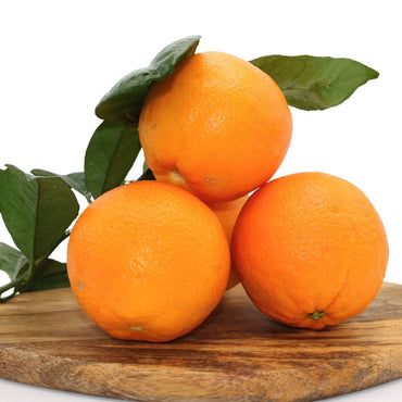 Fresh Algarve oranges with green leaves on a wooden board. Buy citrus fruits in a mixed box of 1 kg, featuring juicy oranges and tangerines.