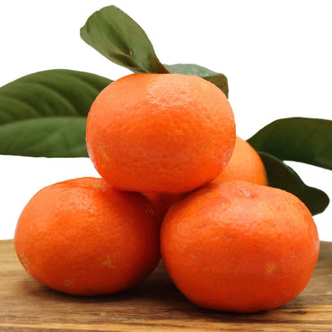Juicy Algarve tangerines with green leaves, stacked on a wooden board. Buy a 1 kg mixed box of fresh oranges and tangerines for a citrus delight.